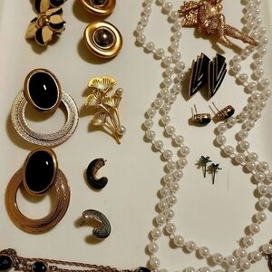 Elegant Green, Pearl and Gold Jewelry Lot